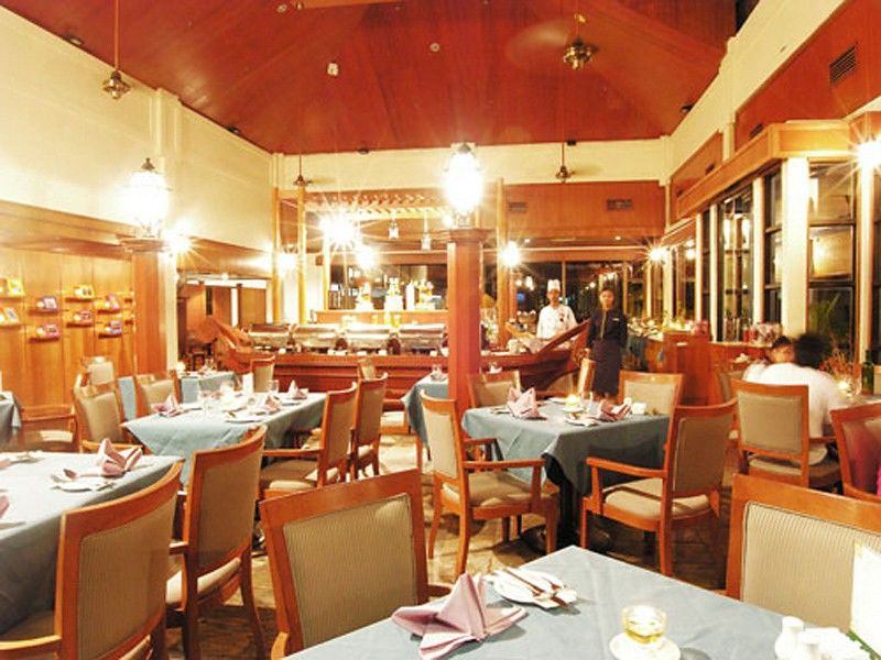 Sand & Sandals Desaru Beach Resort & Spa Kültér fotó Interior of a restaurant in Bangkok, Thailand
