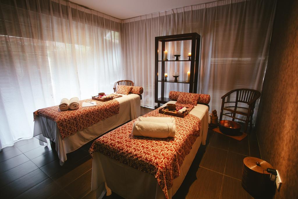 Sand & Sandals Desaru Beach Resort & Spa Kültér fotó A spa treatment room