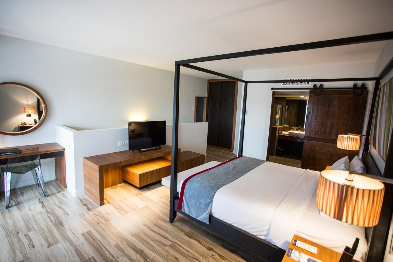 Sand & Sandals Desaru Beach Resort & Spa Kültér fotó A bedroom at the hotel