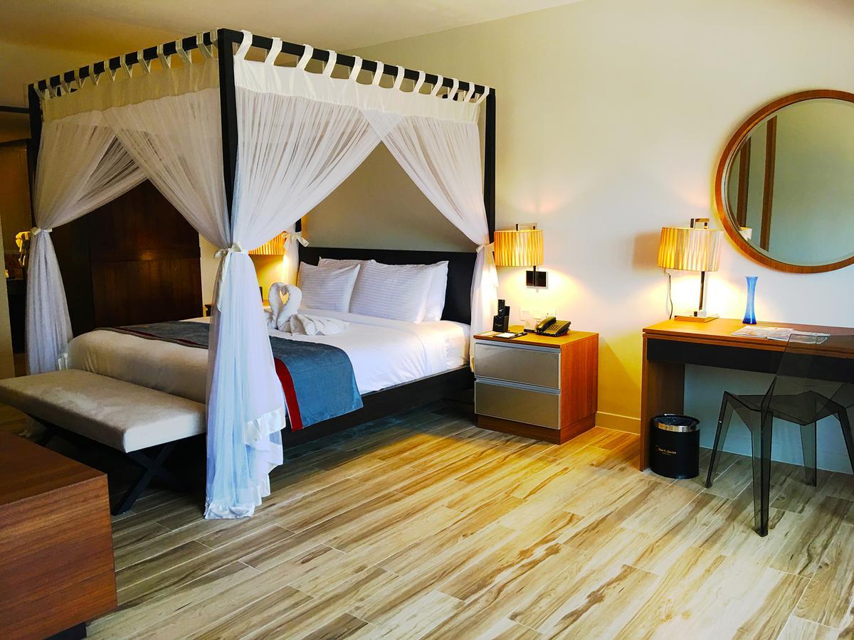 Sand & Sandals Desaru Beach Resort & Spa Kültér fotó A room at the hotel