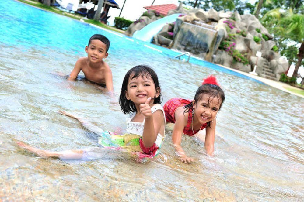Sand & Sandals Desaru Beach Resort & Spa Kültér fotó Children playing at a water park